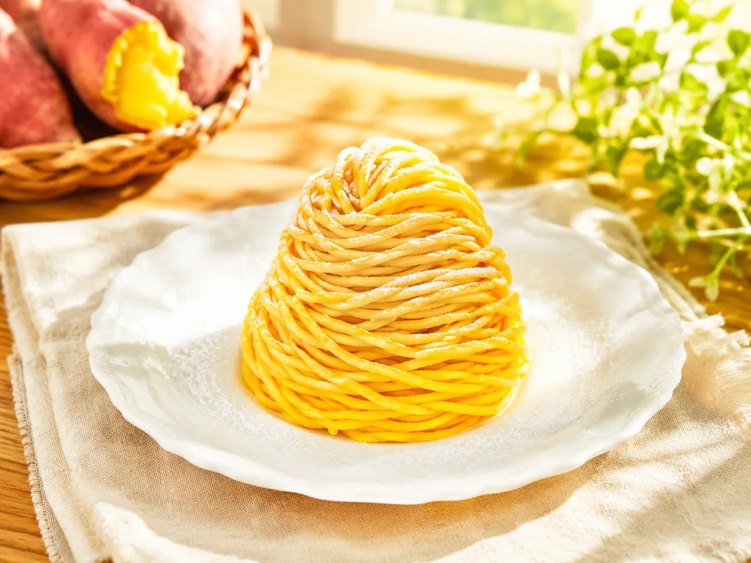 細く絞った黄金色のクリームが山になった、さつまいものモンブラン